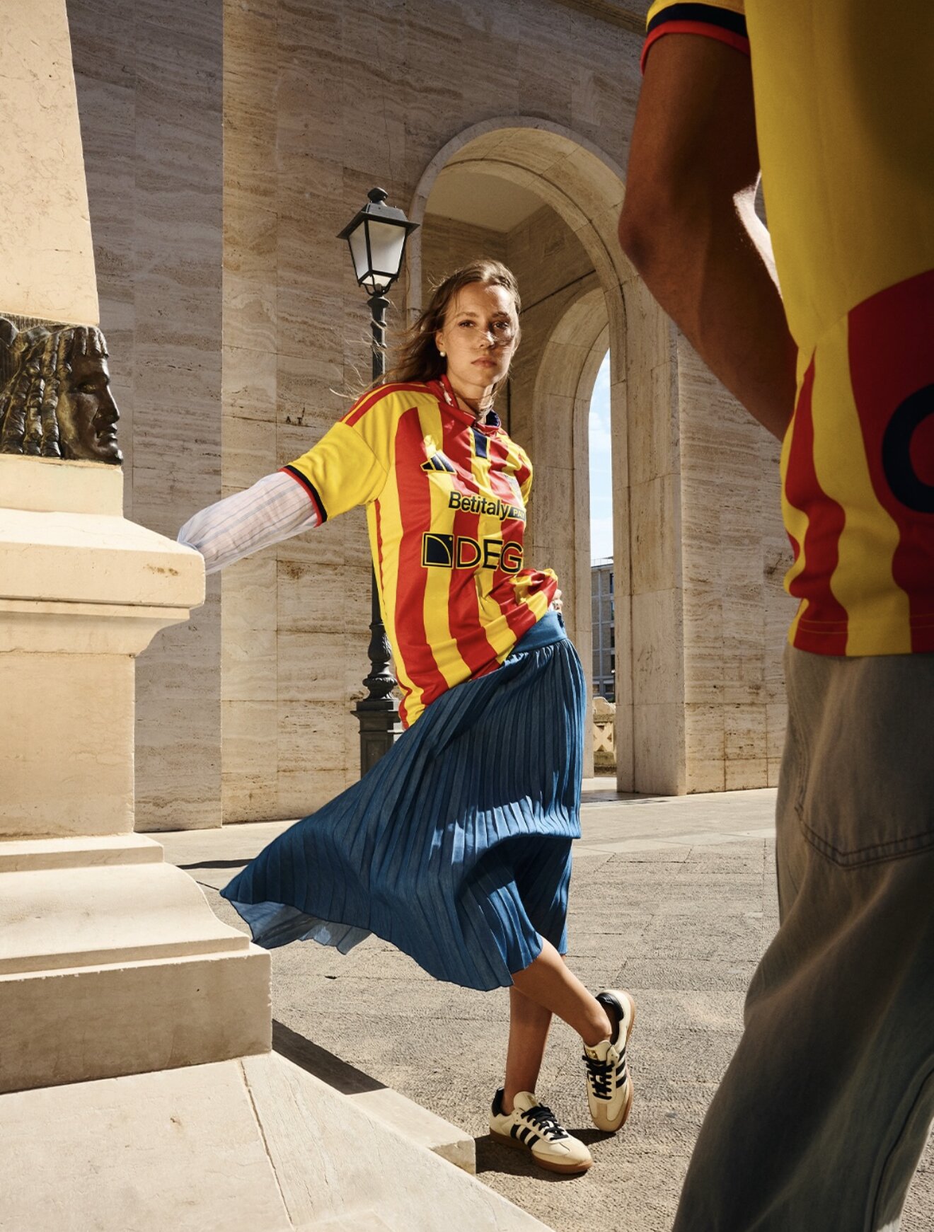 The home kit among the stone arches of Lecce