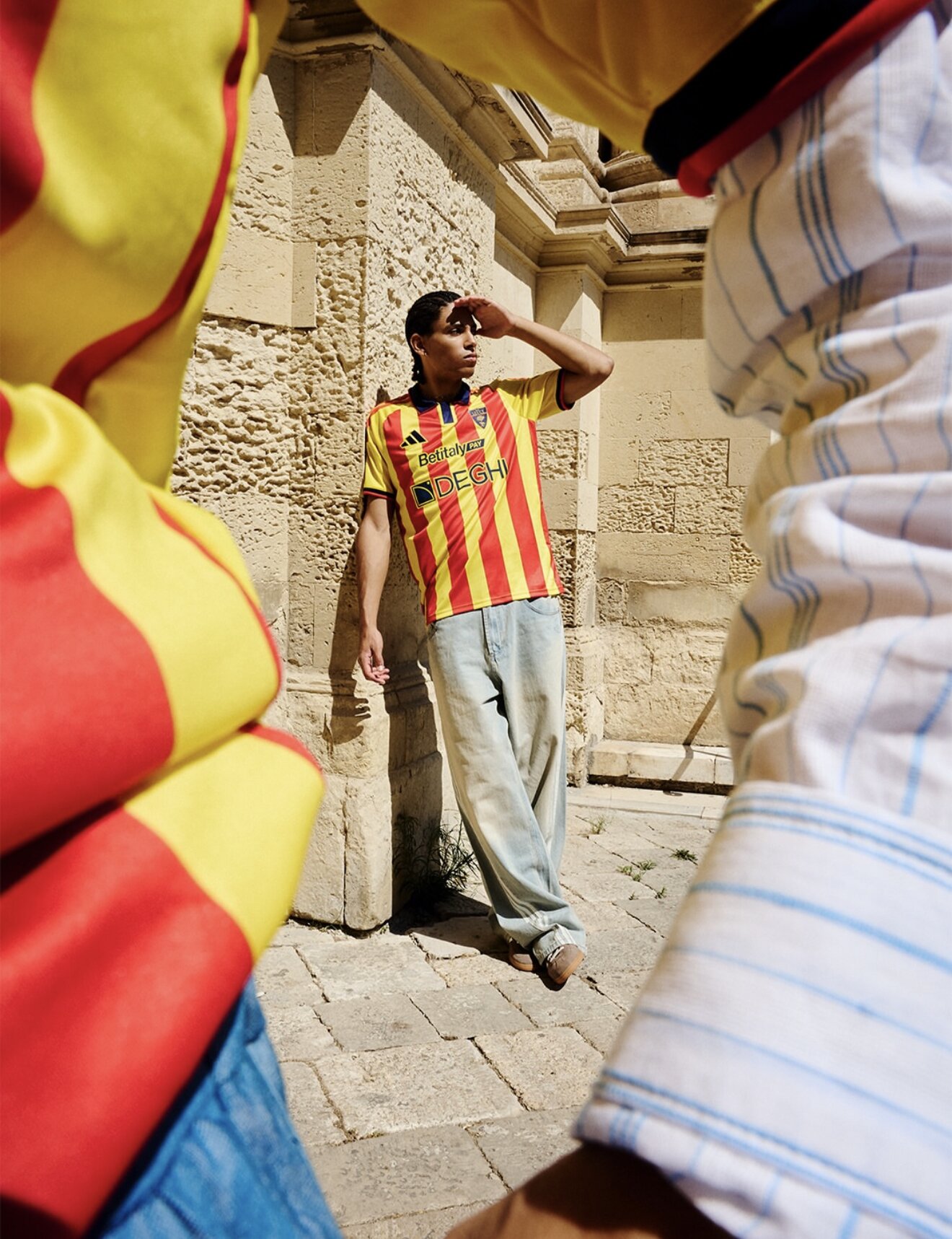 The home kit against the baroque stone of the old town