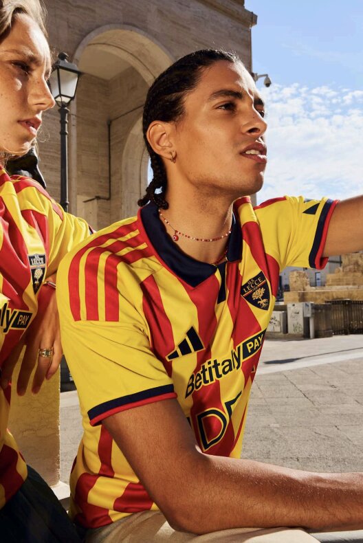 The 2026/27 Lecce home kit, yellow and red stripes with a blue collar