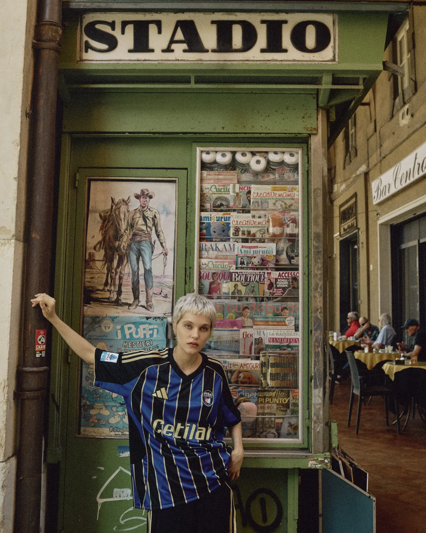 The home kit at a newsstand under the STADIO sign